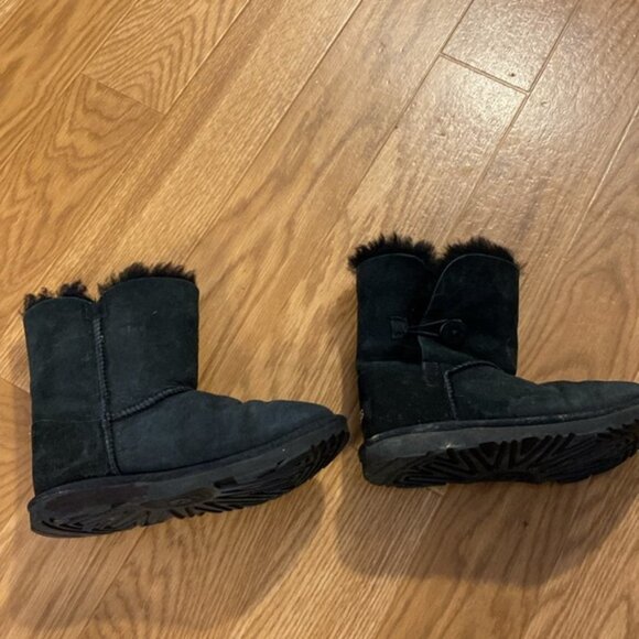 🥳Host Pick 🥳 UGG BAILEY BUTTON II Kids Black Boots (Size 4) - Picture 3 of 12